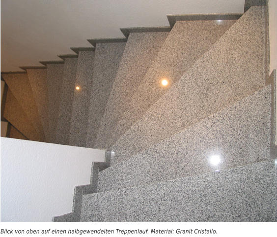 Blick von oben auf einen halbgewendelten Treppenlauf. Material: Granit Cristallo.